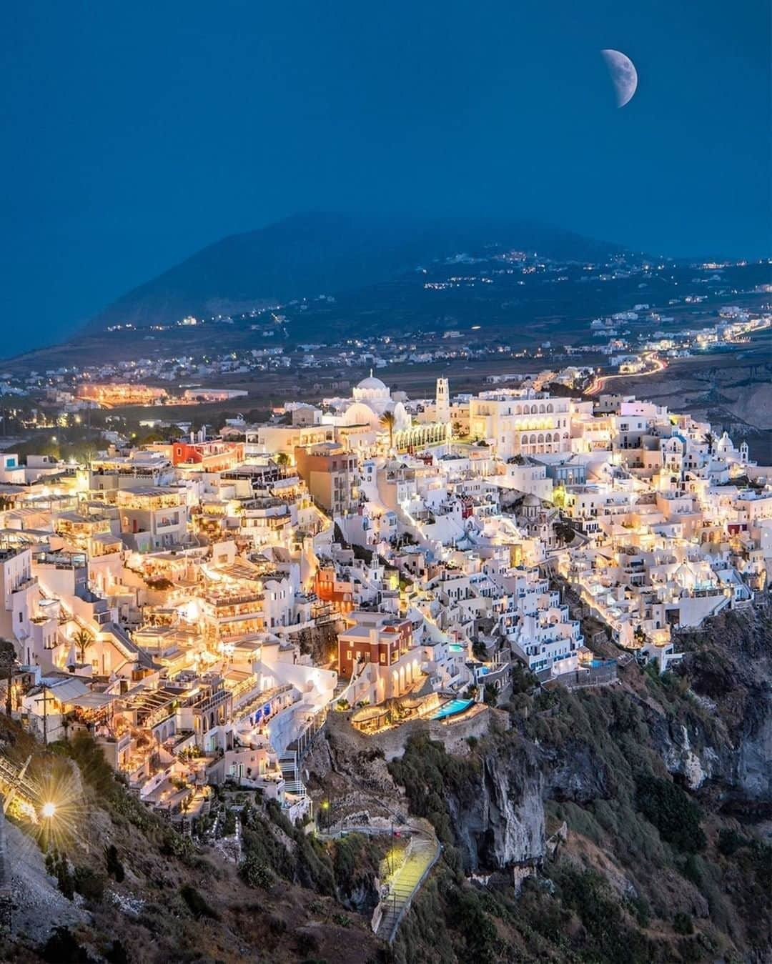 Travel + Leisureさんのインスタグラム写真 - (Travel + LeisureInstagram)「A perfect evening on Santorini 🇬🇷If you're planning a visit, may we recommend a suite with a private plunge pool? Find out more about these romantic villas at our link in bio! #tlpicks courtesy of @kyrenian」6月16日 7時53分 - travelandleisure