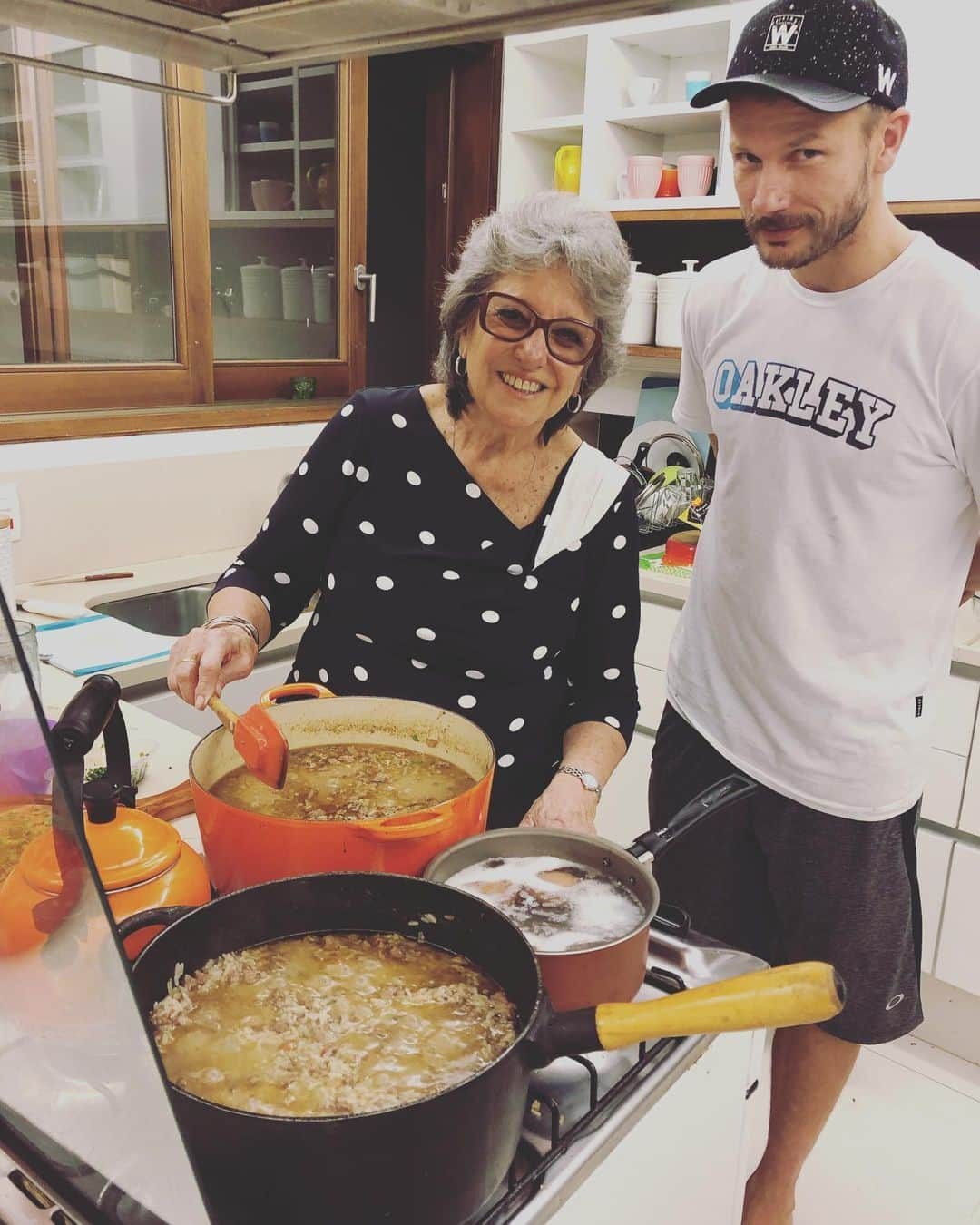 フェルナンダ・リマさんのインスタグラム写真 - (フェルナンダ・リマInstagram)「Olha como @rodrigohilbert fica quando a sogrinha @tecapereiralima cozinha..」6月16日 7時54分 - fernandalima