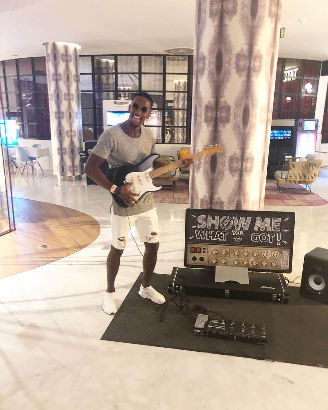 スコット・シンクレアのインスタグラム：「...Last night in Ibiza 🎸」