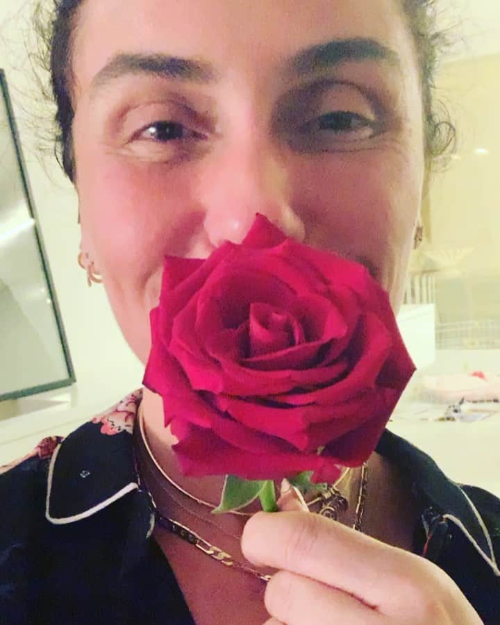 Giovanna Antonelliのインスタグラム：「Oi lindezas!!!!!! 🌹#amorinhos  Uma linda noite de sábado pra vcs!!!! 🌹」