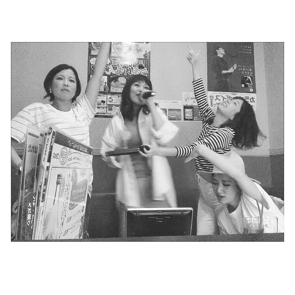 のインスタグラム：「・ お酒を飲むとカラオケに行って主にしたいこと。 『踊り💃🕺』 #アラサー4人衆」
