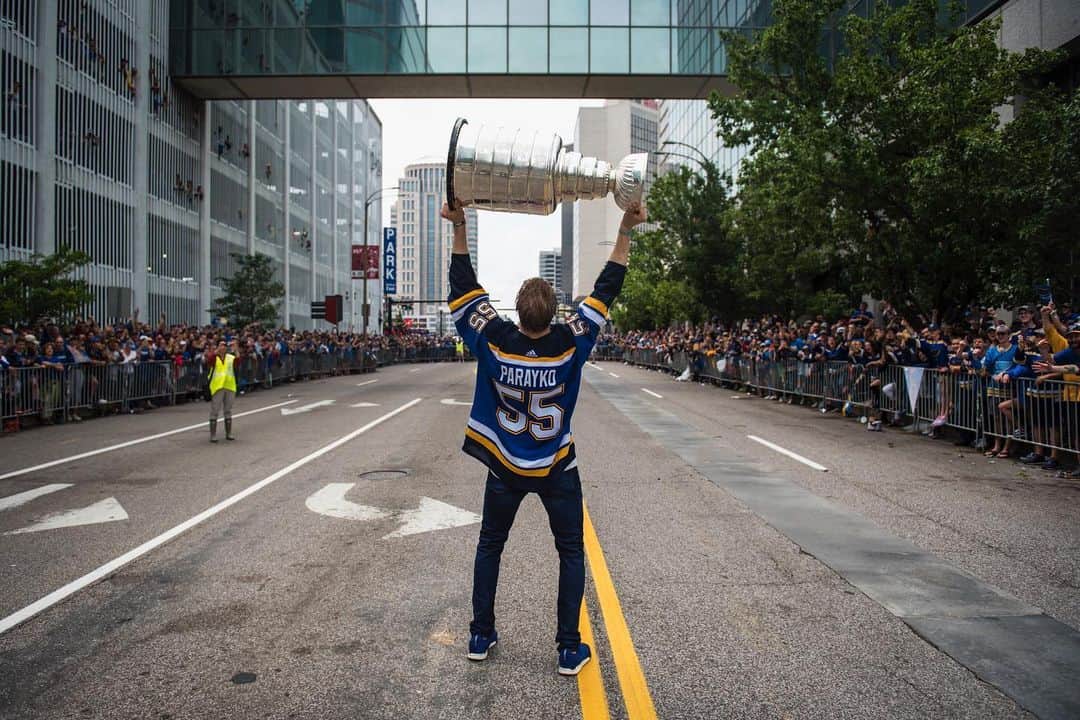 NHLさんのインスタグラム写真 - (NHLInstagram)「The #StanleyCup had a pretty good day.  How about you, @stlouisblues?」6月16日 8時02分 - nhl