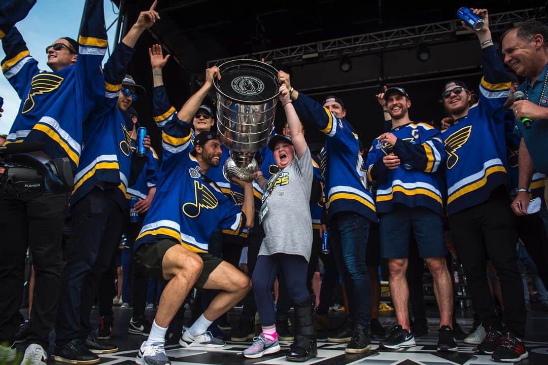 NHLさんのインスタグラム写真 - (NHLInstagram)「The #StanleyCup had a pretty good day.  How about you, @stlouisblues?」6月16日 8時02分 - nhl