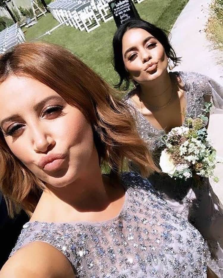 E! Onlineさんのインスタグラム写真 - (E! OnlineInstagram)「Goodbye clouds of gray, hello skies of blue: It's always a Fabulous day when Vanessa Hudgens and Ashley Tisdale are together. 👯(📷: @ashleytisdale)」6月16日 8時03分 - enews