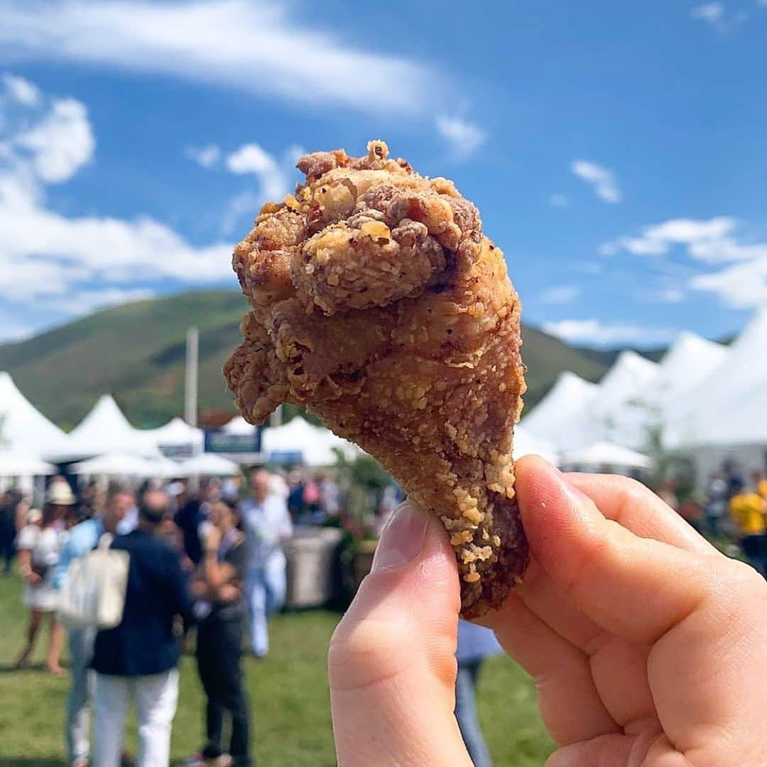 Food & Wineさんのインスタグラム写真 - (Food & WineInstagram)「Our idea of a perfect Saturday? Chef @cassidee’s sweet tea-brined fried chicken and picture-perfect weather. #fwclassic 📷: Culinary Director-at-Large @justinchapple」6月16日 8時06分 - foodandwine