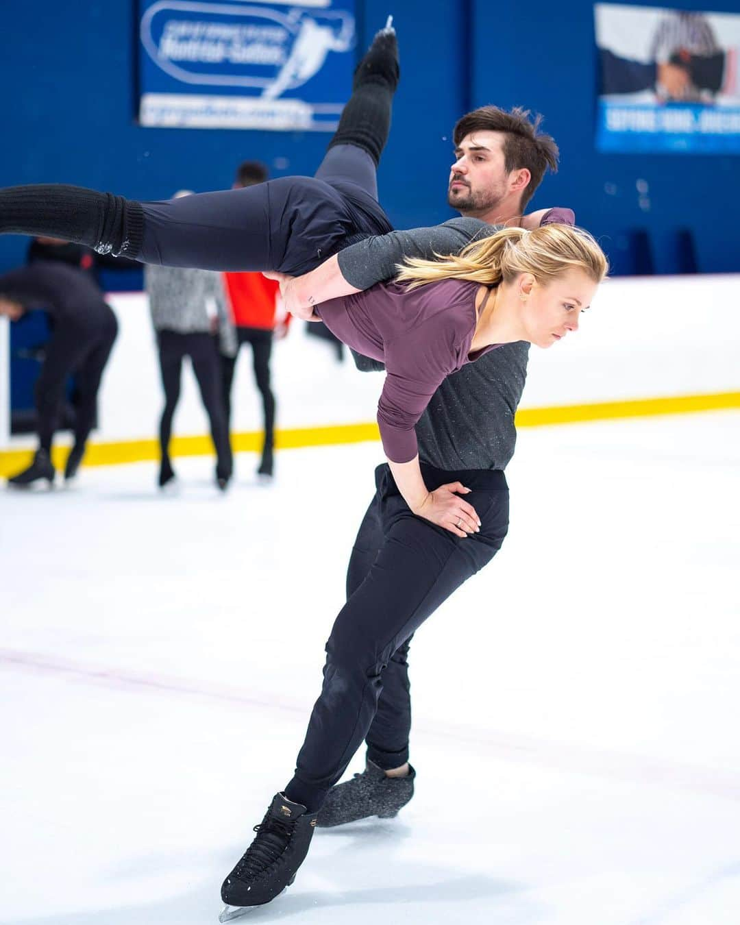 マディソン・ハベルさんのインスタグラム写真 - (マディソン・ハベルInstagram)「Sometimes we are serious, but it doesn’t last long 😜 . 📸 @oniceperspectives  #photography #skating #sport #athlete #🍑 Shirt : @lululemon  Pants : @nikewomen  Leg warmers : @moirsskateshop」6月16日 8時16分 - splashmadison