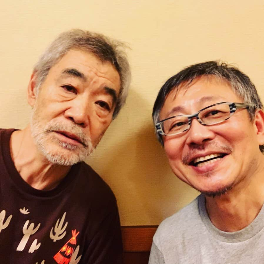 松尾貴史さんのインスタグラム写真 - (松尾貴史Instagram)「昨夜は、「 #下北沢で落語 @ #アトリエ乾電池 」#松尾貴史独演会 にお越しくださいました皆様、ご来場有難うございます。  お陰様で満員御礼の盛況で感謝感激です。  出退けの幕の開け閉めを、#席亭 の #柄本明 さん自らしてくださり恐縮至極。写真はうちうちの打ち上げでのものです。  お客様も暖かく、演っている側もノリノリで終えることができました。  遠くからもお越しの方もいて、足元の悪い中すみません。  またできたら機会を作りたいと思っています。  #落語 #下北沢」6月16日 8時17分 - kitsch.matsuo