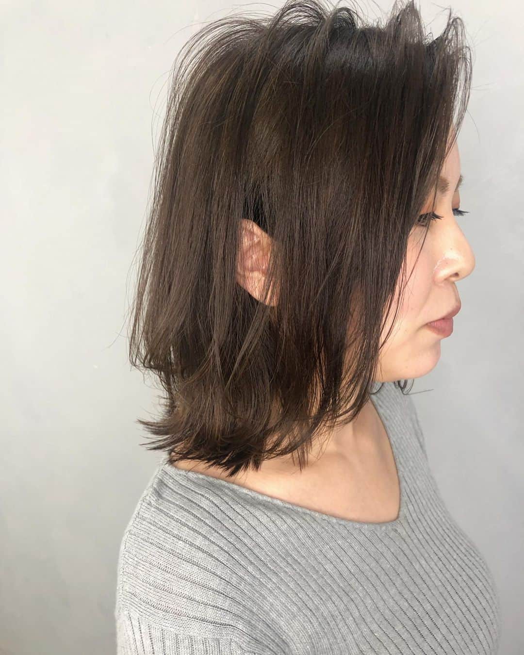 北川 貴憲さんのインスタグラム写真 - (北川 貴憲Instagram)「@takanori.kitagawa ブリーチなしの、 カーキグレージュ^ ^ カットは、顔まわりが 大切(^｡^) 髪型に悩んでる方！ 是非、僕にお任せ下さい！ 必ず、あなたに似合う！！ 見つけだします☆ ご予約は、 お早めに( ^ω^ ) プロフィールの ホームページ ホットペッパーより！ 10時から23時まで営業！ •スタイリング剤  ナプラ ポリッシュオイル  バーム @napla_official  新宿駅・新宿三丁目駅・西武新宿駅から徒歩3分！ビックロの裏！【JR新宿駅から】東口から出る→横断歩道を「ヨドバシカメラ」・「ビックカメラ」方面に渡る→右に進む→「メガネスーパー」がある角を左に曲がる→右手にある1階が「ダイコクドラッグ」のビルの4階。【新宿三丁目駅から】A5出口から出る→右手に少し進む→最初の角を右に曲がる→左手にある1階が「ダイコクドラッグ」のビルの4階。 cut color ¥3500〜 doublecolor ¥8000〜 treatment ¥2000〜  @album_hair  @takanori.kitagawa #hair#ヘアアレンジ#ヘアスタイル#小顔カット#ボブ#動画#ベージュ#japan#tokyo#新宿#美容室#ALBUM#tbt#北川スタイル#instagood#love#cute #weddig#likes#mery_hair_arrange#mie#cchannel #happy#당고머리 #fashion#염색스타그램」6月16日 8時25分 - takanori.kitagawa