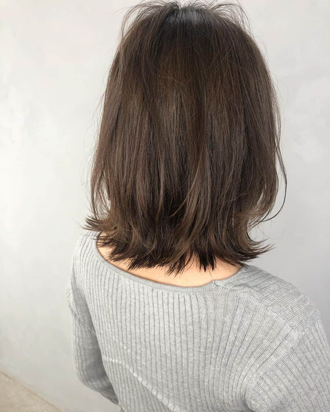 北川 貴憲さんのインスタグラム写真 - (北川 貴憲Instagram)「@takanori.kitagawa ブリーチなしの、 カーキグレージュ^ ^ カットは、顔まわりが 大切(^｡^) 髪型に悩んでる方！ 是非、僕にお任せ下さい！ 必ず、あなたに似合う！！ 見つけだします☆ ご予約は、 お早めに( ^ω^ ) プロフィールの ホームページ ホットペッパーより！ 10時から23時まで営業！ •スタイリング剤  ナプラ ポリッシュオイル  バーム @napla_official  新宿駅・新宿三丁目駅・西武新宿駅から徒歩3分！ビックロの裏！【JR新宿駅から】東口から出る→横断歩道を「ヨドバシカメラ」・「ビックカメラ」方面に渡る→右に進む→「メガネスーパー」がある角を左に曲がる→右手にある1階が「ダイコクドラッグ」のビルの4階。【新宿三丁目駅から】A5出口から出る→右手に少し進む→最初の角を右に曲がる→左手にある1階が「ダイコクドラッグ」のビルの4階。 cut color ¥3500〜 doublecolor ¥8000〜 treatment ¥2000〜  @album_hair  @takanori.kitagawa #hair#ヘアアレンジ#ヘアスタイル#小顔カット#ボブ#動画#ベージュ#japan#tokyo#新宿#美容室#ALBUM#tbt#北川スタイル#instagood#love#cute #weddig#likes#mery_hair_arrange#mie#cchannel #happy#당고머리 #fashion#염색스타그램」6月16日 8時25分 - takanori.kitagawa