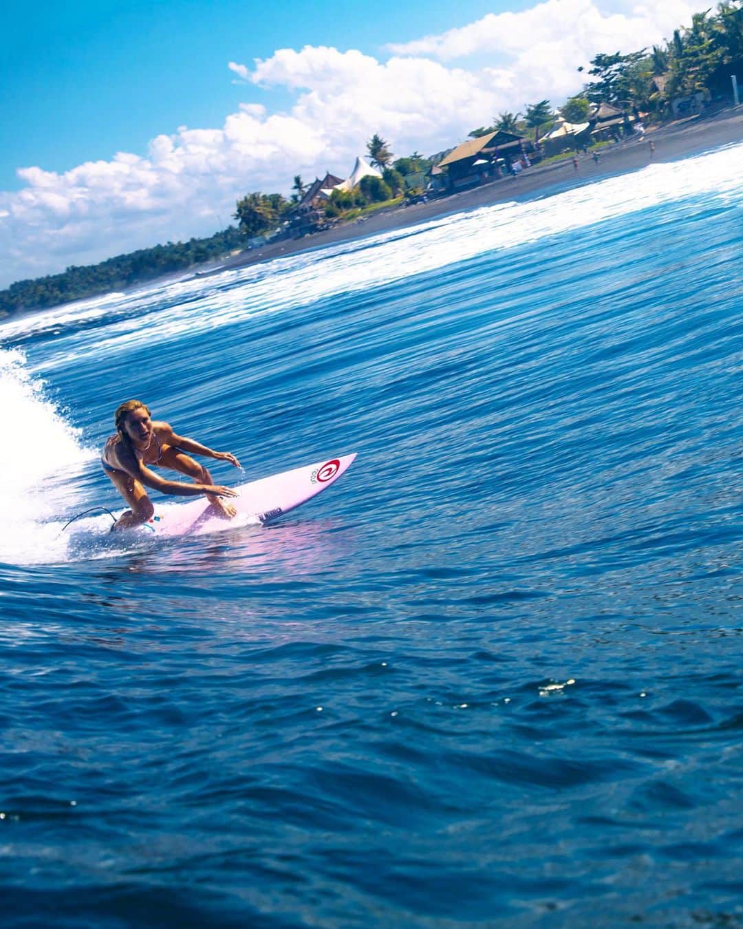 ニッキ・バン ダイクのインスタグラム：「Happy International Surfing day❣️」