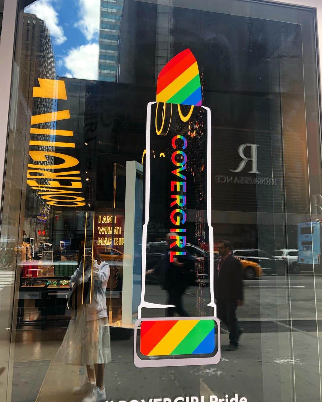 一木美里さんのインスタグラム写真 - (一木美里Instagram)「今ニューヨークは#LGBTQ Month🏳️‍🌈 レインボーのフラッグが街に溢れています✨ わたしの周りにもLGBTQの人たちはいて 正直 最初はどう理解してどう話題に出していいのか わからなかったけど @kiyokiyotaka さんのカミングアウトがいろいろ教えてくれました🌟 #loveislove その一言に尽きるかも！ 気持ちや、環境を知ることで 変わらない態度でいいんだな、とわかります🌈😊💛 #MillyNycNyc #NewYork #ニューヨーク #WORLDPRIDENYC #travel」6月16日 8時30分 - misato_ichiki