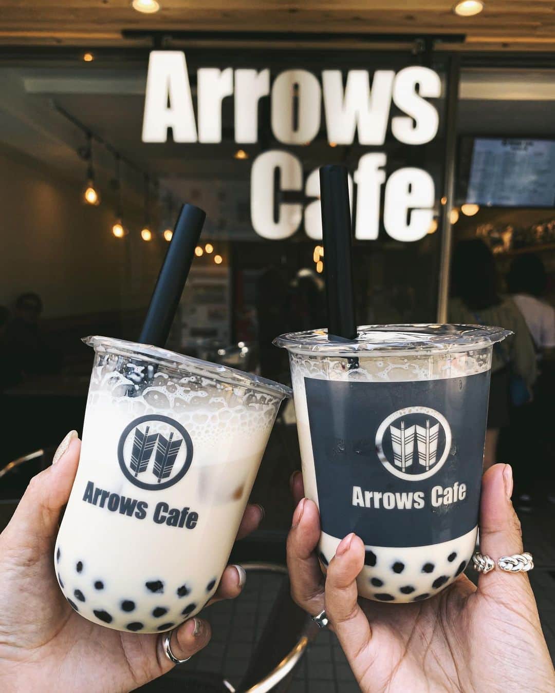 のインスタグラム：「・ ・ 📍arrows cafe ☕️ 江ノ島に可愛いカフェ発見❤︎❤︎❤︎ 紅茶が薄めな感じのタピオカでした◡ູ̈ ﻿・ ・ #タピオカ#タピオカ巡り﻿#tapioca#drink﻿#タピ活 #fashion#outfit#resort#旅#江ノ島#江ノ電#江ノ島カフェ#江ノ島観光 #江ノ島グルメ#enoshima#arrowscafe#tapioca#食べログ#食レポ#タピ#cafe#カフェ#カフェ巡り#カフェ好きな人と繋がりたい#カフェ好き#グルメ#グルメ旅#gourmet#Lifestyle」