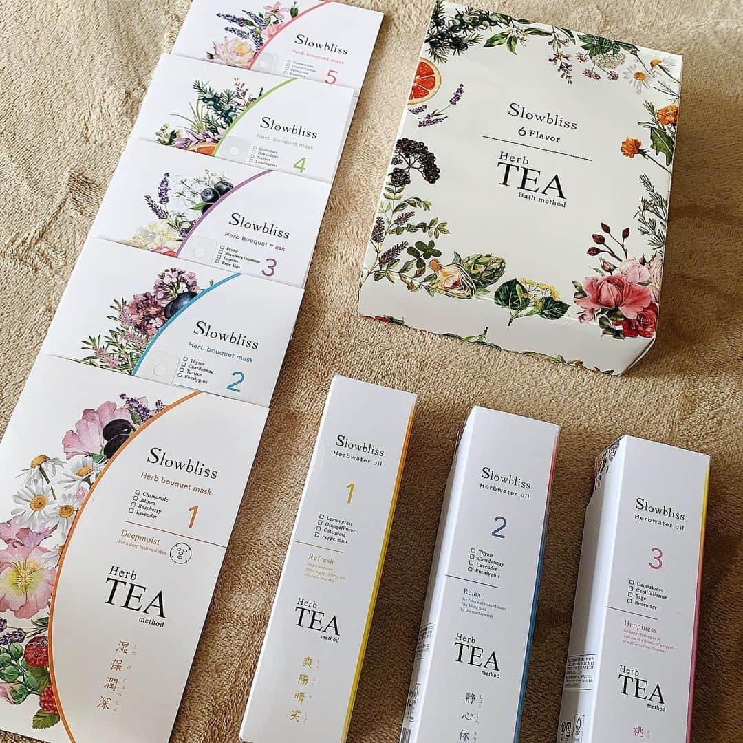 小西翼さんのインスタグラム写真 - (小西翼Instagram)「. 疲れた時の癒し美容グッズ。 パックがHerb Teaの香りする🍃 . つけてて気持ちいい。 左:パック 上:バスソルト 下:美容液ミスト . #Slowbliss#スローブリス #ハーブティ#ボディケア #フェイスマスク #オーガニックコスメ」6月16日 8時40分 - tucha_k