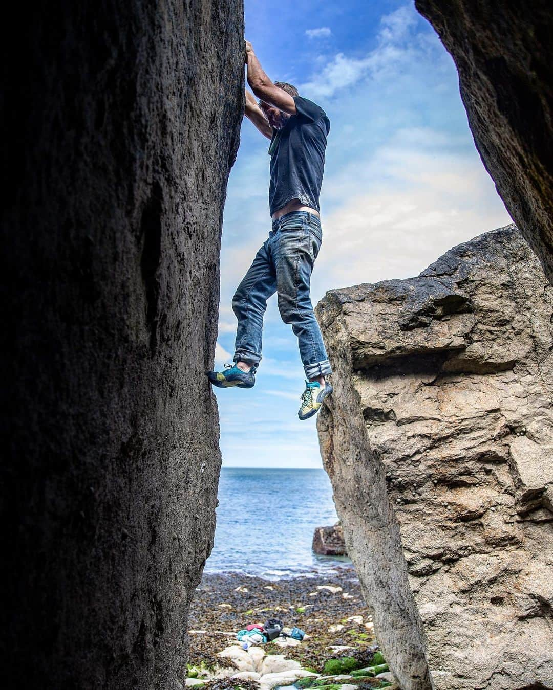 ヘイゼル・フィンドレーさんのインスタグラム写真 - (ヘイゼル・フィンドレーInstagram)「Tidal bouldering: barnacle sit starts, rock pool crash pads, bon but salty connies 🌊 The British coast always reminds me of adventures by the sea as a kid with my Dad and Brother. Getting stuck on random beaches, forgotten tide lapping at our feet, climbing vertical grass, rotten sea cliffs or tunnels to get out. Pasties or fish and chips in the campsite after. The sea cliffs I guess are as good a classroom as any 🦀 @blackdiamond」6月16日 8時43分 - hazel_findlay