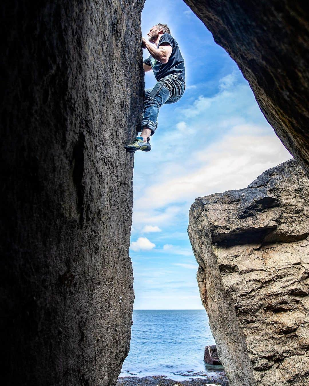 ヘイゼル・フィンドレーさんのインスタグラム写真 - (ヘイゼル・フィンドレーInstagram)「Tidal bouldering: barnacle sit starts, rock pool crash pads, bon but salty connies 🌊 The British coast always reminds me of adventures by the sea as a kid with my Dad and Brother. Getting stuck on random beaches, forgotten tide lapping at our feet, climbing vertical grass, rotten sea cliffs or tunnels to get out. Pasties or fish and chips in the campsite after. The sea cliffs I guess are as good a classroom as any 🦀 @blackdiamond」6月16日 8時43分 - hazel_findlay