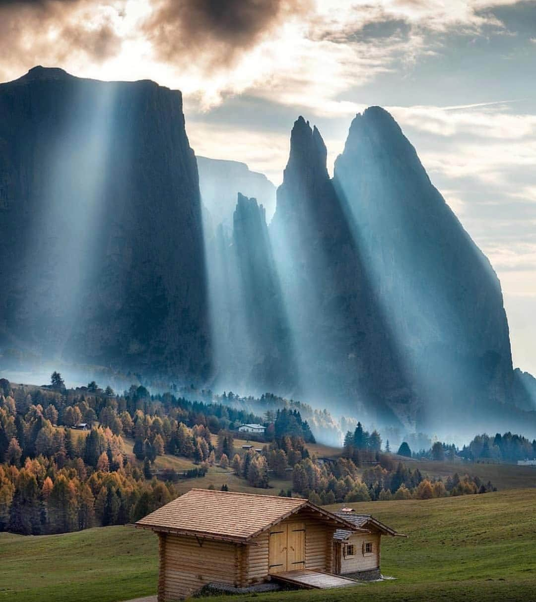 Canon Photographyさんのインスタグラム写真 - (Canon PhotographyInstagram)「Stunning sunrays in the #dolomites  Just stunning, isn’t it? 😍 Photography | @ilhan1077  #sunrays #rays #dolomiti #southtyrol #südtirol #cabin #mountains」6月16日 8時45分 - cpcollectives