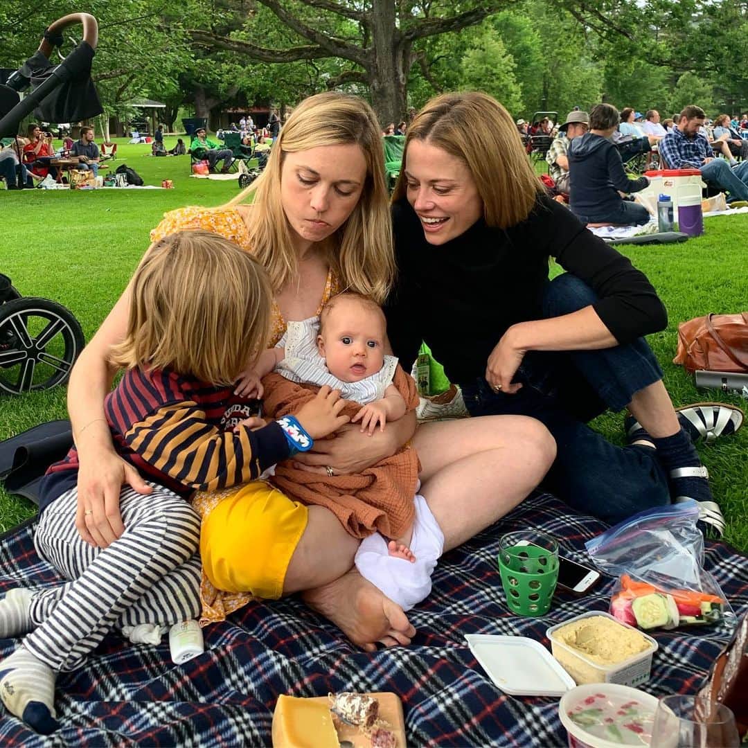 クレア・コフィーのインスタグラム：「Kids these days. #😍 (Congratulations on a thoroughly beautiful, outrageous, joy-filled season, @livefromhereapm !!)」