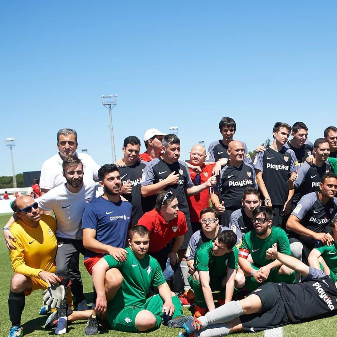 セビージャFCさんのインスタグラム写真 - (セビージャFCInstagram)「👏🏽 La fiesta de #laligagenuine 😍 #sevillafc 🆚 #sporting ⚽️ #wearesevilla #happy #respect #felicidad #futbol」6月15日 23時52分 - sevillafc