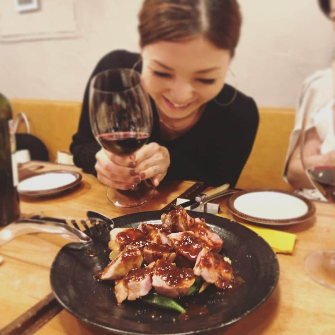 dorlisのインスタグラム：「嬉しい楽しい幸せな最高な日！！ #dorlis ＃wine #自由が丘 #幸せ #happy #ワインの渋滞  #深夜トーク #隣のテーブルの人  #女のバトル  #ごめんなさい」