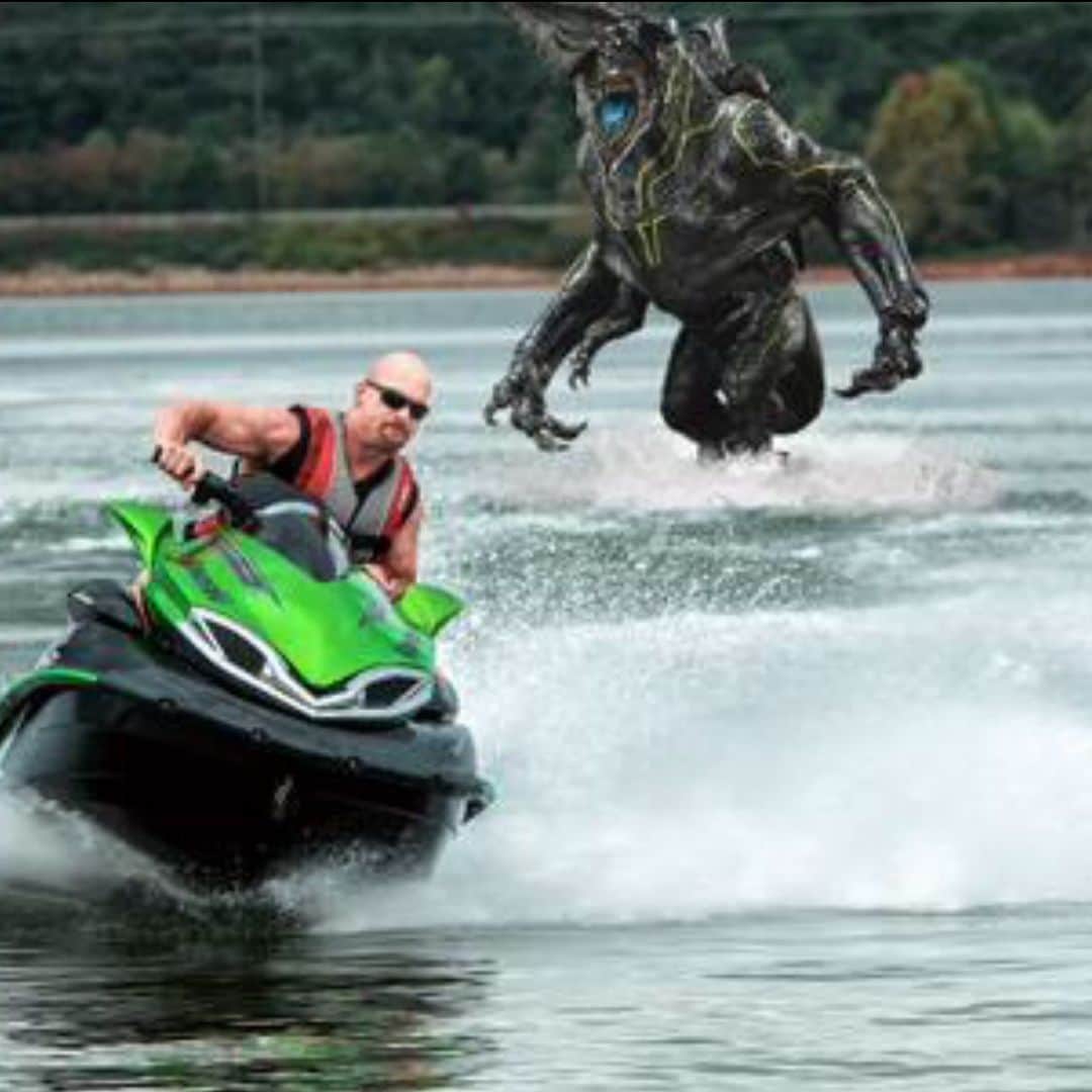 ストーン・コールド・スティーブ・オースチンのインスタグラム：「Had a dream last night I was on my jet ski and then this creature was after me..」