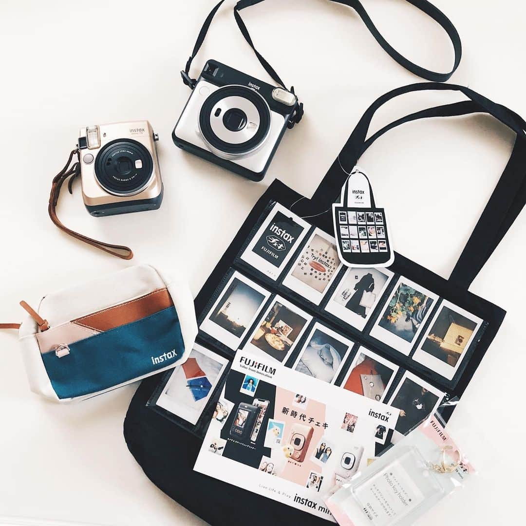 unoのインスタグラム：「先日、instax Lifeプロジェクトで チェキの新製品発表パーティーにご招待いただき、 実際にその新製品をさわらせていただきました！ ㅤㅤㅤㅤㅤㅤㅤㅤㅤㅤㅤㅤㅤ 新製品の名前は「instax mini LiPlay」。 「LiPlay」＝「Live life & Play」、 「自分らしく、毎日をもっと楽しもう。」というコンセプトだそうです。 「新時代チェキ」という謳い文句あって、たくさんの機能がついたチェキでした！ ㅤㅤㅤㅤㅤㅤㅤㅤㅤㅤㅤㅤㅤ ・音声を入れられる（QRコード読み取り） ・遠隔操作でチェキが撮れる ・フレーム機能がある ・スマホからの転送プリントができる ㅤㅤㅤㅤㅤㅤㅤㅤㅤㅤㅤㅤㅤ 音まで撮れるようになるのはなんともびっくり。 撮影後に好きな写真をセレクトして音声を録音してプリントすると、 QRコードが印字されたチェキが出てきます。 そのQRコードを読み取ると自分のスマホで音声を再生することができます。 お祝いメッセージや、その時にしか撮れない音声を 一緒にチェキに収められるのは可能性の広がりを感じました。 ㅤㅤㅤㅤㅤㅤㅤㅤㅤㅤㅤㅤㅤ 遠隔操作でチェキが撮れるのもすごい！ 私は夫とチェキをあまり撮ったことがないのですが ツーショットなどが撮りやすくなるのかなぁと思いました。 自分のスマホで写り方を確認しながらシャッターが押せるので失敗も少なそうです。 ㅤㅤㅤㅤㅤㅤㅤㅤㅤㅤㅤㅤㅤ フレーム機能は遊びを入れたチェキを撮りたい人にはぴったり！ 友達や恋人と撮るのが楽しくなりそうな機能です。 昔のプリクラ（フレームに合わせて撮るような感じのやつ）が どこでも撮れるようなイメージかなと思いました。 ㅤㅤㅤㅤㅤㅤㅤㅤㅤㅤㅤㅤㅤ また、スマホプリントができるようになったのも革新的です。 ちょうどスマホdeチェキを買おうかと思っていたところで、自分がこれまでに撮った置き画をプリントアウトしてコーデ集を作ったり、 描いた絵をプリントアウトして飾ったり人にあげたりできそうだなと思いました。 これが一番やりたいかも…！笑 ㅤㅤㅤㅤㅤㅤㅤㅤㅤㅤㅤㅤㅤ ちなみに重さはペットボトル半分ほどでかなり軽量、 スリムなフォルムなのでポケットにも入れやすかったです。 コンパクトなチェキを持ち歩きたいのでこれは嬉しい！ ㅤㅤㅤㅤㅤㅤㅤㅤㅤㅤㅤㅤㅤ トークショーで登壇されていた青柳文子さんのお話もすごく良くて、 冷蔵庫にお子さんの成長記録をチェキで貼っているというお話がありすごくいいなと思いました。 お子さんの声を入れたチェキを両親にお渡ししているとのことだったので それもぜひいつか真似したいなと思いました！ ㅤㅤㅤㅤㅤㅤㅤㅤㅤㅤㅤㅤㅤ なかなかこういうパーティーに行く機会はないので とても新鮮でとても楽しかったです！ 一緒に行ってくれた友人が新製品チェキを抽選で当ててたので羨ましかった〜！ LiPlayもぜひいつかゲットして、 これからもチェキとの生活を楽しみたいなと思います！ ㅤㅤㅤㅤㅤㅤㅤㅤㅤㅤㅤㅤㅤ ちなみに1枚めの写真は会場でもらったグッズです☺️ チェキを入れられるトートすごく可愛い😍 ㅤㅤㅤㅤㅤㅤㅤㅤㅤㅤㅤㅤㅤ @cheki_instax  #instaxlife #新時代チェキ #instaxliplay #instaxminiliplay  #liplay」