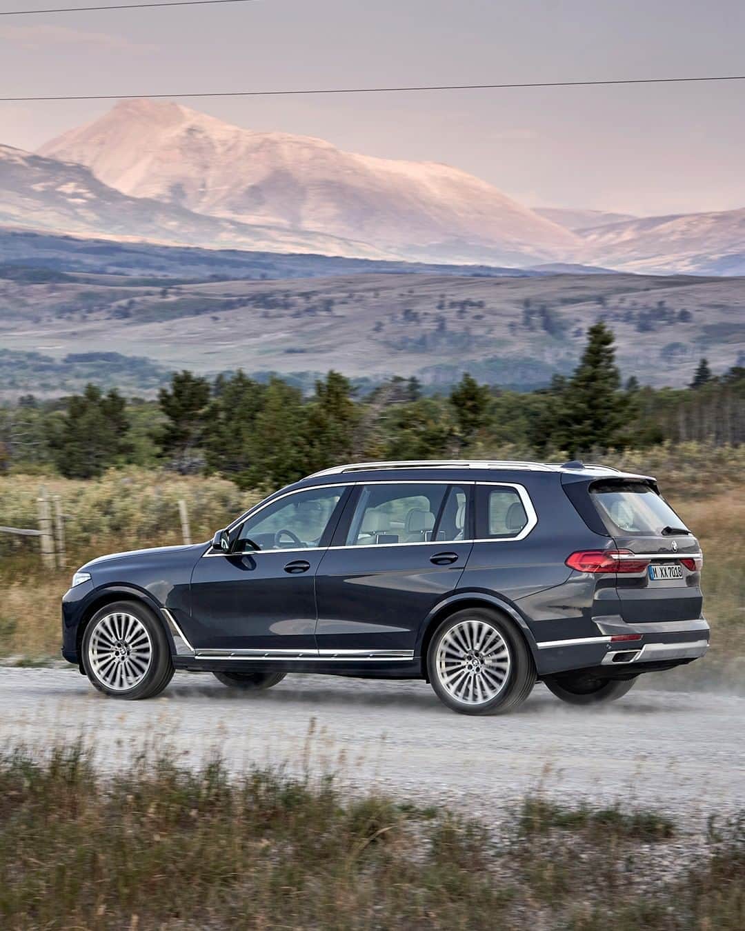 BMWのインスタグラム：「The unit of exclusivity. THE X7. #THEX7 #BMW #X7 #xplore #luxurycar #travel #roadtrip #globetrotter #instatravel #travelgram #newhorizons」