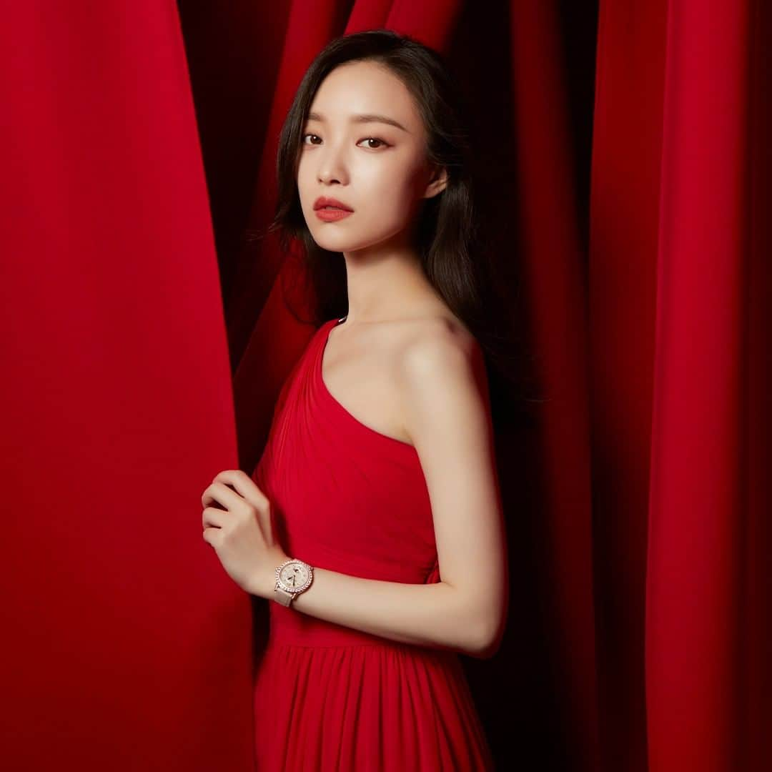 ジャガールクルトさんのインスタグラム写真 - (ジャガールクルトInstagram)「A celebration of Cinema with Actress Ni Ni @captainmiao. Marking the longstanding involvement between Jaeger-LeCoultre and the Shanghai International Film Festival. __  Dazzling Rendez-Vous Night & Day __ #JaegerLeCoultre #积家 #RendezVous #JLCandCinema #NiNi #ShanghaiFilmFestival #SIFF #上海电影节 #ArtOfPrecision #Diamonds #Jewellery #Gemsetting #FineWatchmaking #MetiersRares #SwissWatch #ValleeDeJoux #Shanghai #Craftsmanship #SavoirFaire #精妙之芯时间之艺」6月16日 0時00分 - jaegerlecoultre