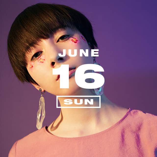 のインスタグラム：「6月16日は 『和菓子の日』 古くから厄除けと招福を願い、6月16日に食べられてきた和菓子。 繊細かつ緻密な和菓子の世界を堪能して。  NYLON.JPでは「365日、毎日がアニバーサリー」をテーマに、ファッショナブルでユニークなスタイリングを毎日提案しているよ！  http://www.nylon.jp/365  MODEL: @LISABAYNE_OFFICIAL #365anniversary #fashion #makeup #beauty #style #今日は何の日 #make  #nylonjapan #nylonjp #coordinated #coordinates #ootd #outfit #coordinate  #photography #beautiful #photooftheday #和菓子の日 #和菓子」
