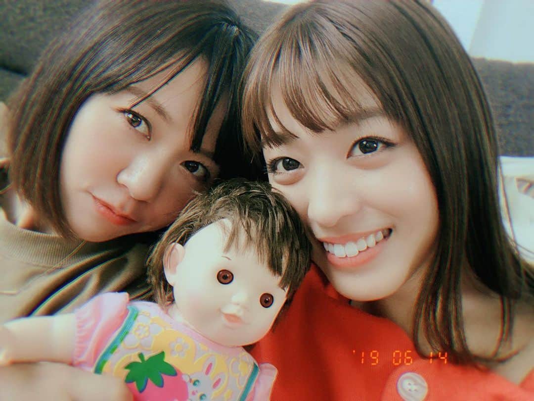 虎南有香のインスタグラム：「昨日は愛ちゃんが会いに来てくれたよ😊❤️ 久しぶりにゆっくりお話出来て沢山笑った1日でした🥰謎にちび虎のおもちゃ持って📸笑 三枚目は加工凄すぎて、うーたんの顔引っ張られて伸びてます😇 ちび虎はこのお姉ちゃん遊んでくれる人だ！ってわかったのか、最後には愛ちゃんの服を脱がせていました😂 (付き合ってくれてありがとう😂) もうホント愛ちゃんが楽しく笑って幸せな毎日を過ごしてくれたらそれで良いんだ。尊い。」