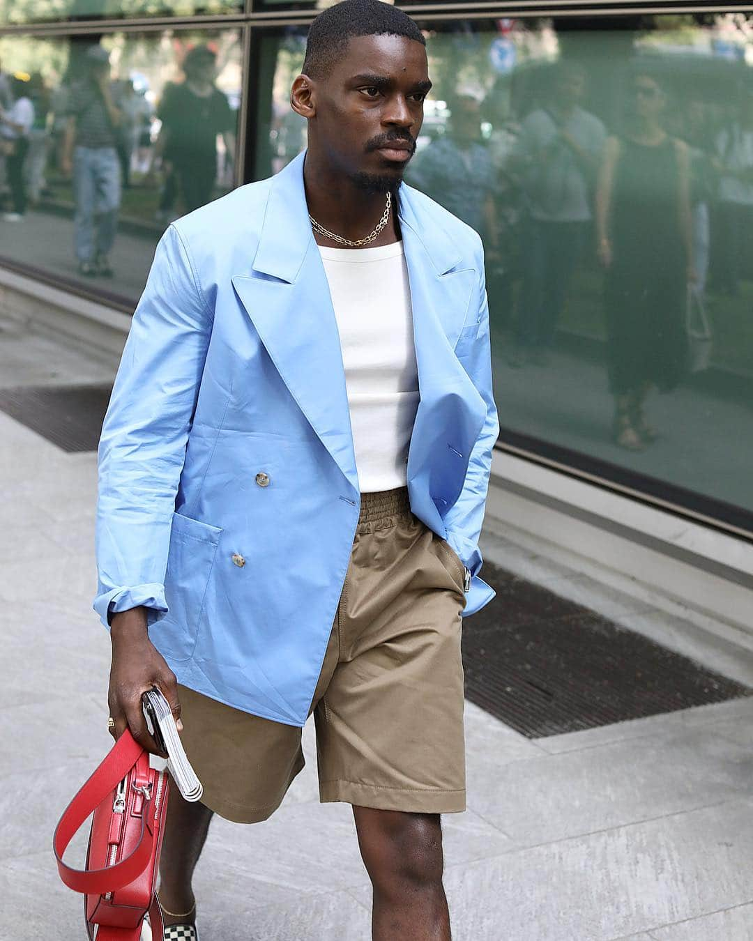 Lee Oliveiraさんのインスタグラム写真 - (Lee OliveiraInstagram)「Outside the Emporio Armani show at Milan Men’s Fashion Week @yashuasimmons . . #mensstyle #style #mmfw #mfw #streetphotography」6月16日 0時01分 - leeoliveira