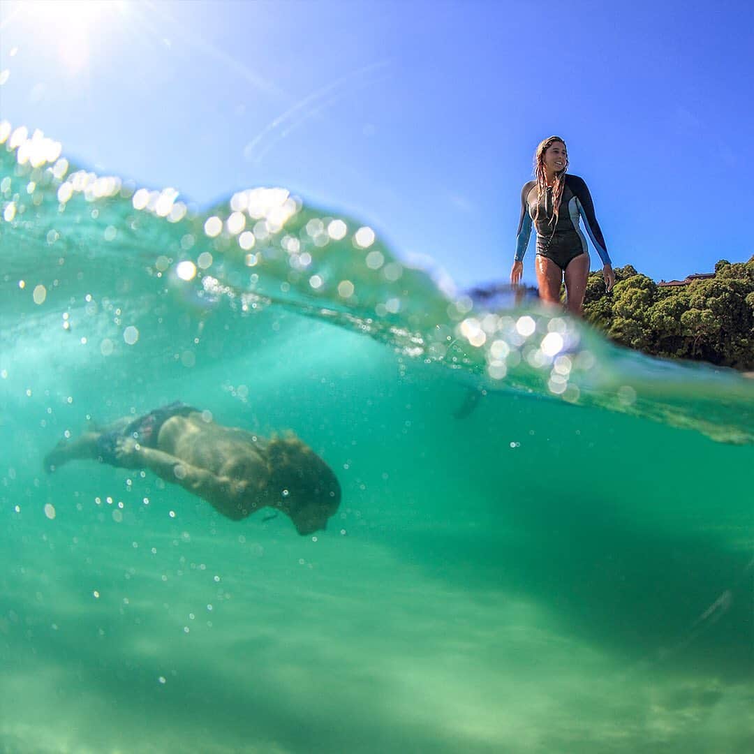 のインスタグラム：「Whether you’ve been sliding ’n gliding for life or bought your first board last night, today we all celebrate surfing together. So go on, grab a friend and get out there—board or not—to share a wave like Lauren and Dave this #InternationalSurfingDay. @theseakin #DaveRastovich @surfrider #ISD 📸: @swillpics #Sanuk #SmilePassItOn」