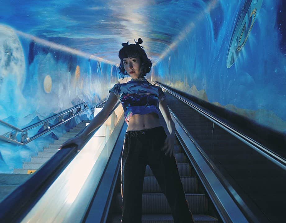 草野絵美のインスタグラム：「unexpected #6pack 👽🛸🛰 腹筋割れてるの、知ってた？😤 #newworldbanzai #satelliteyoung」