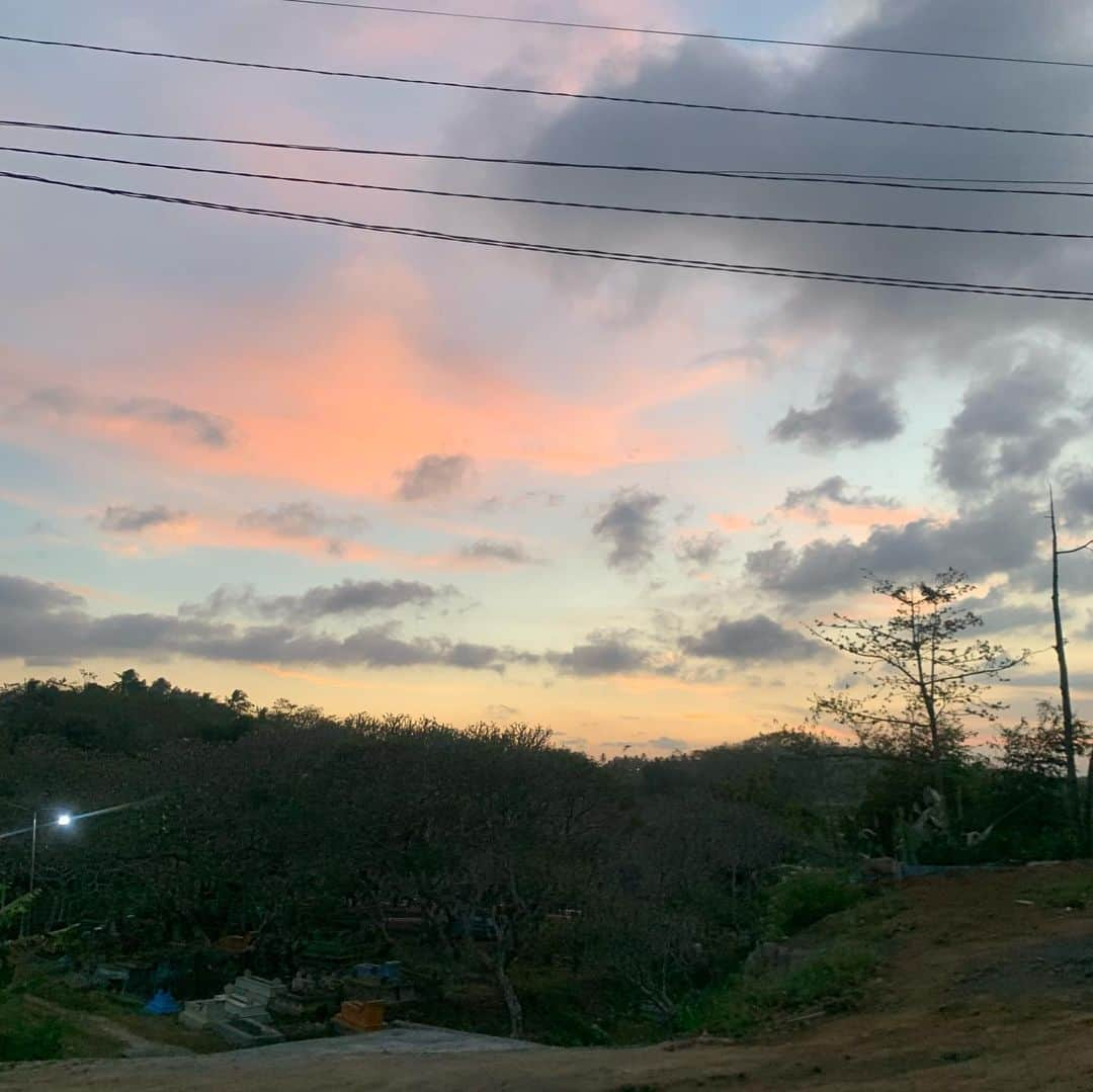 宮川大輔さんのインスタグラム写真 - (宮川大輔Instagram)「夕方のアジアの風景には哀愁を感じます。自分が本当に小っちゃい頃を思い出す。近所のおっちゃんおばちゃんみんなの事を思い出しながら、お父さんお母さんお姉ちゃんおばあちゃん飼っていたドビーとの日々の生活を懐かしみながら。車の窓を開けてにおいかいで、燻りくさい空気が懐かしくうまいなぁと思う。」6月16日 0時09分 - miyagawadai