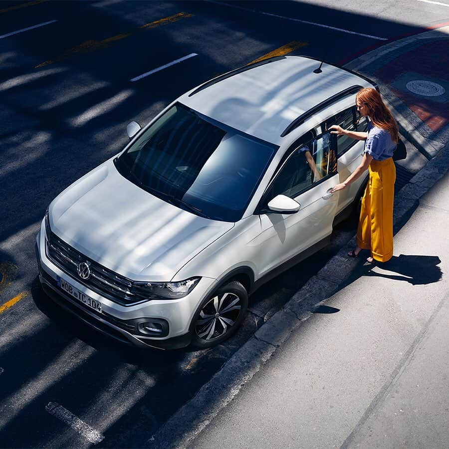 フォルクスワーゲンさんのインスタグラム写真 - (フォルクスワーゲンInstagram)「Calm and collected in an exciting city? No problem with the all-new T-Cross and its innovative driver assistance systems. #MoreThan1Thing #vwtcross #volkswagen #vw」6月16日 0時11分 - volkswagen