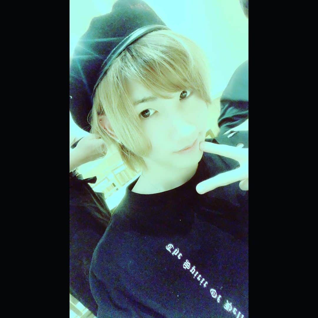 鯨井俊介のインスタグラム：「High voltageライブ 名古屋最終日 ありがとうございました  新曲楽しかったし 最後は沢山笑ったな！ また頑張ろう、、！ 笑うって考えちゃうと難しいなあ 寂しい事も沢山だし 中には作り笑いもあったのかな 歌って、踊って、なんのために？ 好き以上に理由があるね 生きるって大変だなあ それだけなら大変じゃないけど 考えちゃうと大変だなあ でも大変が大変じゃなくなるくらいの 価値があるのは  応援してくれるあなた達の チカラだね  じゃあ、  頑張らなきゃね  大丈夫  晴れる。  #bkt」