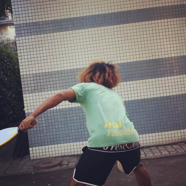 のインスタグラム：「左手アタックと右手バックアタックの練習！💪 左手アタック前より打てるようになってきた！ハズ。 。。 #フレスコボール 🏓  #壁打ち  #俺のフレスコボール  #Frescoball #Frescobol #スポーツ #アスリート #athlete #マイナースポーツ #ビーチ #beach #sports #ビーチスポーツ#トレーニング #運動  #ラケット #テニス #卓球 #japan #日本 #ブラジル #tennis #羽子板 #tabletennis #筋肉 #mucel」