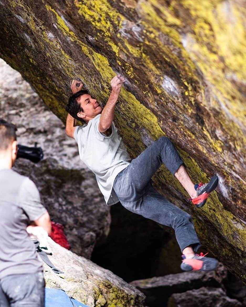 ポール・ロビンソンのインスタグラム：「Stoked to get back to the green 45 soon. Projects on the mind 🤯🤯 #bouldering photo: @gajdaphotography」