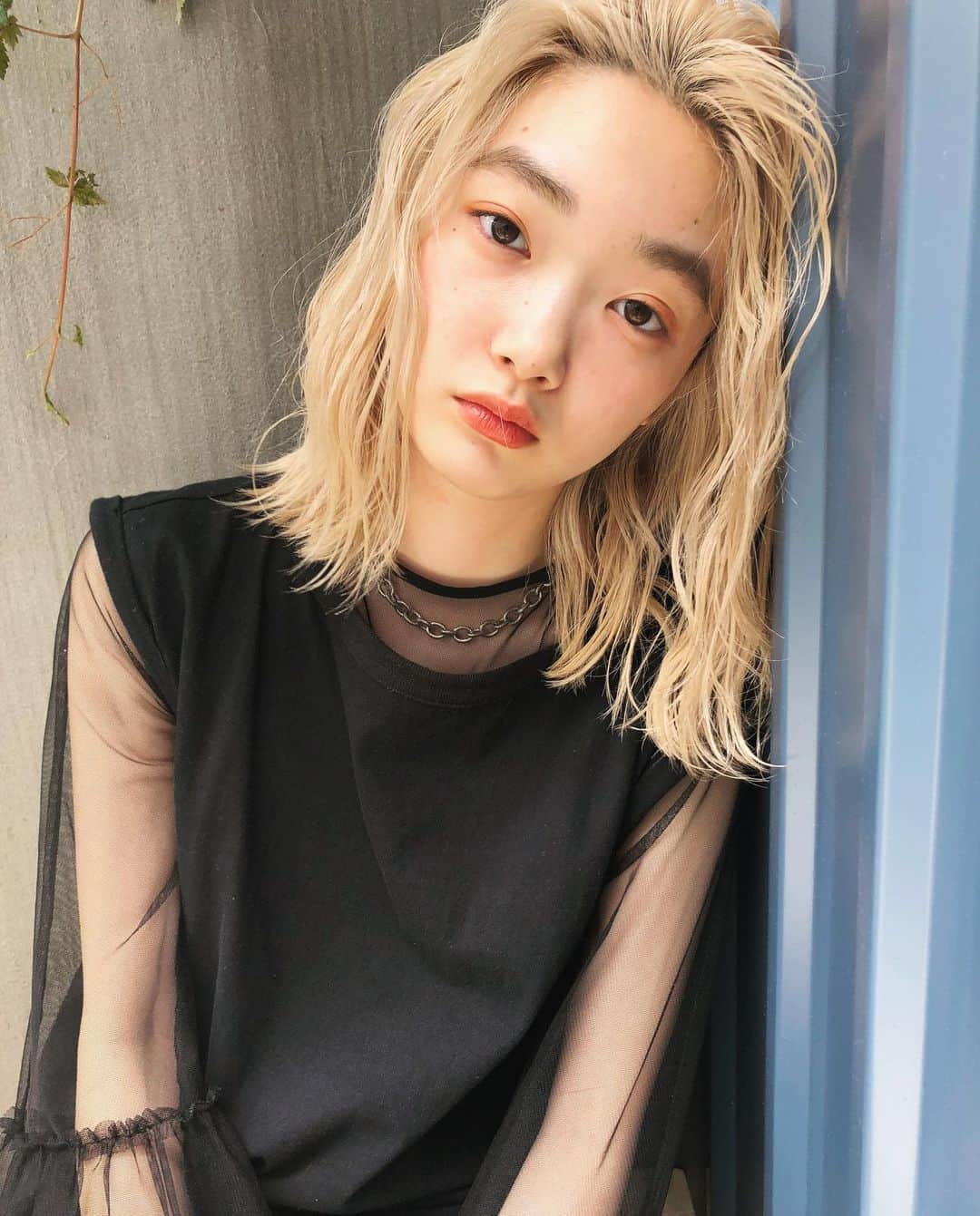 カワシリアツシのインスタグラム：「明日もご予約お待ちしてます◎ ・ ・ ・ ・ブリーチの回数がわからない。 ・値段が気になる。 ・ダメージが心配。など なんでもご気軽にご相談ください😊 ・ ご予約やご相談はURLもしくはDM・LINEにて待ちしております🙆‍♂️ ・ ・ ・ ご予約はトップページURLをクリック😊 もしくはDMください✉️ ・ ネットで×になってても お取りできるお時間もございますので、 ご気軽にご相談ください🙆‍♂️ ・  #アディクシー #イルミナカラー  #外国人風カラー #ミニボブ #切りっぱなしボブ #ハイライト #外ハネ #グラデーション #外国人風 #ポートレート #美容室 #美容院 #美容学生 #撮影 #東京 #渋谷  #ショートヘア #グレージュ  #ブルージュ #ブリーチ #portrait #フィルムカメラ #hairstyle #ショートカット #haircolor #ハイトーン #데일리룩 #时尚 #แฟชั่น#デジキュア」