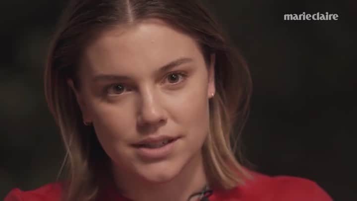 Alice Wegmannのインスタグラム：「já comprou a sua @marieclairebr de junho? 🥰🖤🥊 arrasta pro lado! Entrevista: @batavares Fotografia: @isabrant e @flaviamonte  Edição: @amoyssiadis」