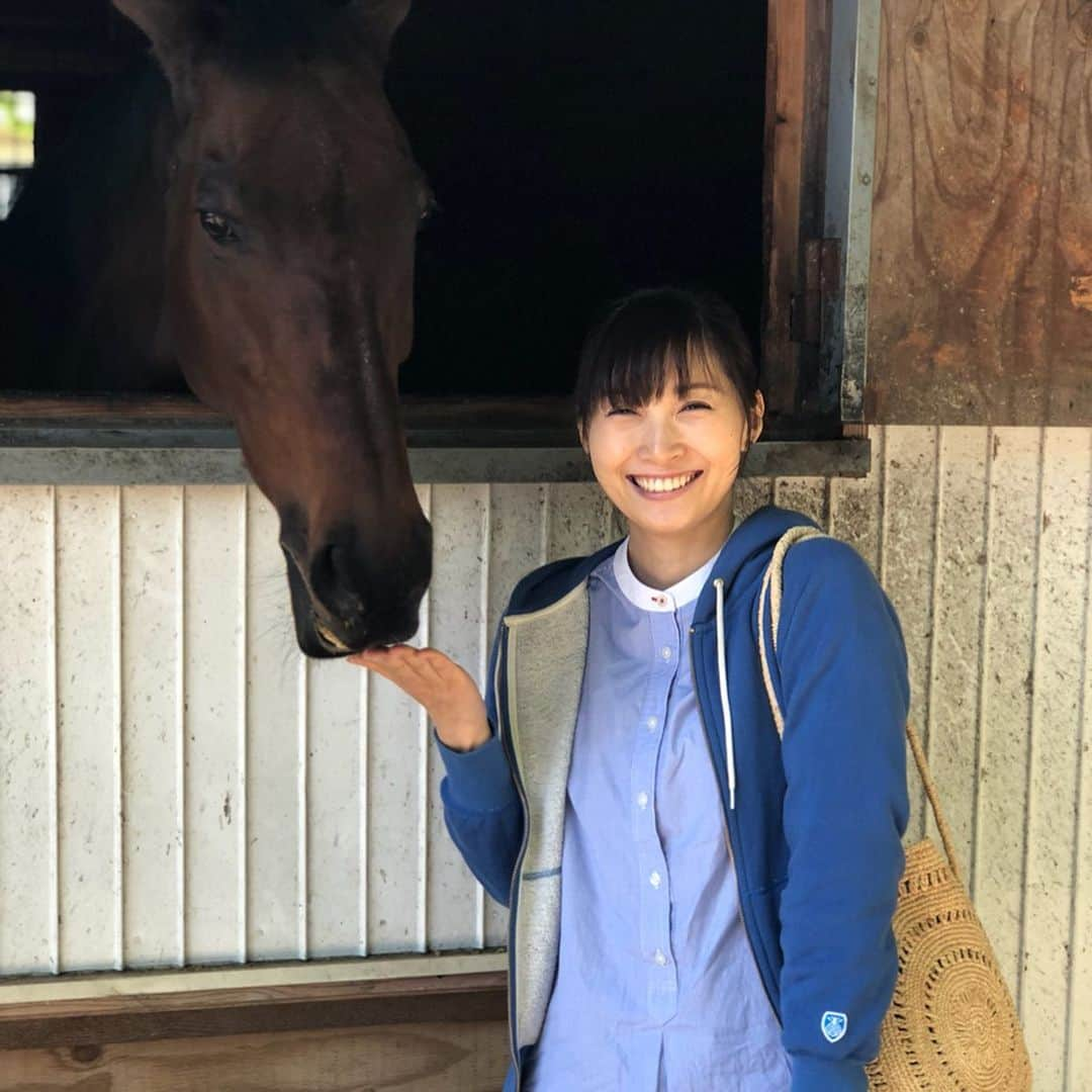 星野涼子さんのインスタグラム写真 - (星野涼子Instagram)「今日もどこかで馬は生まれる という映画を広めて引退馬支援のムーヴメントを作るためのクラウドファンディングが行われていました。 知り合いのかたとその方がお世話をしている引退馬が出演していて、私も作品を観たいと思ってほんの僅かですが支援しました。 プロジェクトを拡散したいなと思っていたところ、先程目標額達成のお知らせが来ました！よかった^_^ たくさんの上映とムーヴメント実現するといいな。 命、その存在はどれほどかけがえのないものなのか。 写真は映画に出演しているキリシマノホシとお友達の息子くんと😊 私は耳絞られて怒られましたが😅、こんなに穏やかな表情も見せてくれました😌  #映画 #今日もどこかで馬は生まれる #クラウドファンディング #引退馬 #馬 #キリシマノホシ #cinema #horse #crowdfund #영화 #경마 #horserescueaustralia #horseracing」6月16日 0時42分 - ryoko.hoshino