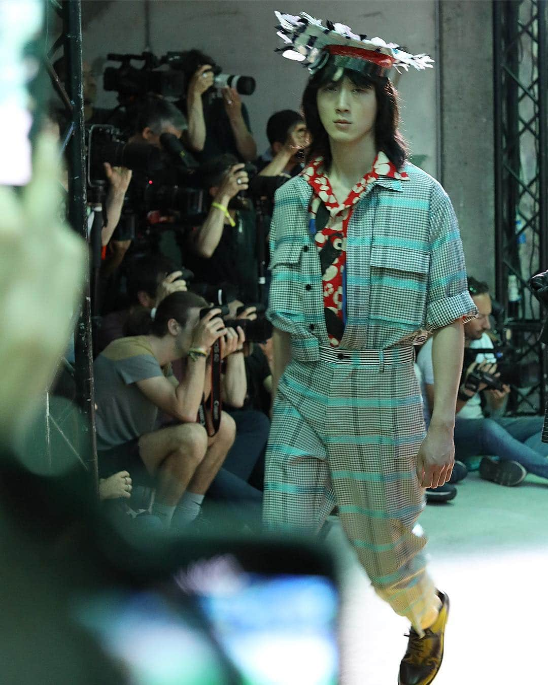 Lee Oliveiraさんのインスタグラム写真 - (Lee OliveiraInstagram)「Swipe ➡️ left to the looks from @marni SS20 runway show at Milan Men’s Fashion Week . . #marni #mmfw #mfw」6月16日 0時40分 - leeoliveira