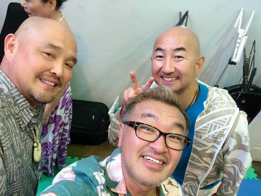 古本新乃輔さんのインスタグラム写真 - (古本新乃輔Instagram)「ALOHA TATEYAMA  大荒れ天候の中、 何とか無事に終了致しました。  色々と不手際があり、 皆様には大変ご迷惑をおかけ致しました。 m(_ _)m  そして、 最後まで残って下さった皆さん、 本当にありがとうございました。  アットホームな「Hawai'i Aloha」が館内に響き渡り、 皆さんと一つになれた気が致します。  MCは、 皆さんの空気を直で肌に感じながら、 皆さんの気分を更にアップ出来るよう、 フラの進行をしていきたいと常に思いながら、 アッとゆー間の時間が過ぎて行きます。  ので、 やっぱり写真は少なめ。  ってか、 全然、撮れておりません。  一緒に撮ってくれた方々、 どんどんアップしてやって下さい。  次のMC仕事は、 7月14日〜15日の 『銚子ハワイアンフィスティバル』です。  心よりお待ちしております。  Mahalo Nui Loa  #古本新乃輔 #フラ #フラフェス #ウクレレ #ALOHATATEYAMA #アロハガーデンたてやま #MC #イベント #司会」6月16日 0時45分 - shinnosukefurumoto