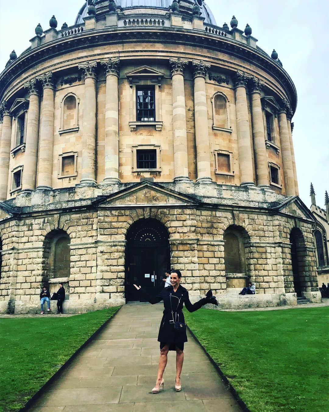 リサ・アンさんのインスタグラム写真 - (リサ・アンInstagram)「As we wandered over to @theoxfordunion for the big debate @jglance walked me through for all the greatest back drops for pictures to share with you!」6月16日 0時48分 - thereallisaann