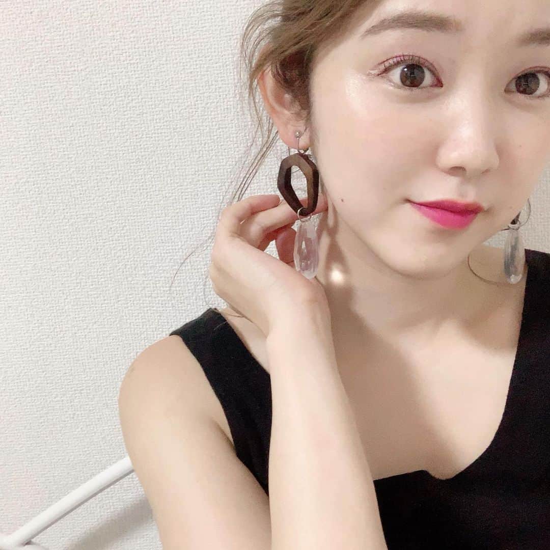 mina hinokuchiのインスタグラム：「. 最近カラーライナーを目尻に引くのにハマってます🌱🌱 今日はUZUのアイオープニングライナーのホワイト☀︎ UZUは描きやすくて発色良いのとお手頃なのがお気に入り◎ . このピアスこの夏一番つけてる🌿 (イヤリングコンバーターでイヤリングにしました♪♪) #mina_メイク #whoswhochico #salonbychico #フーズフーチコ #uzu #今日のメイク」