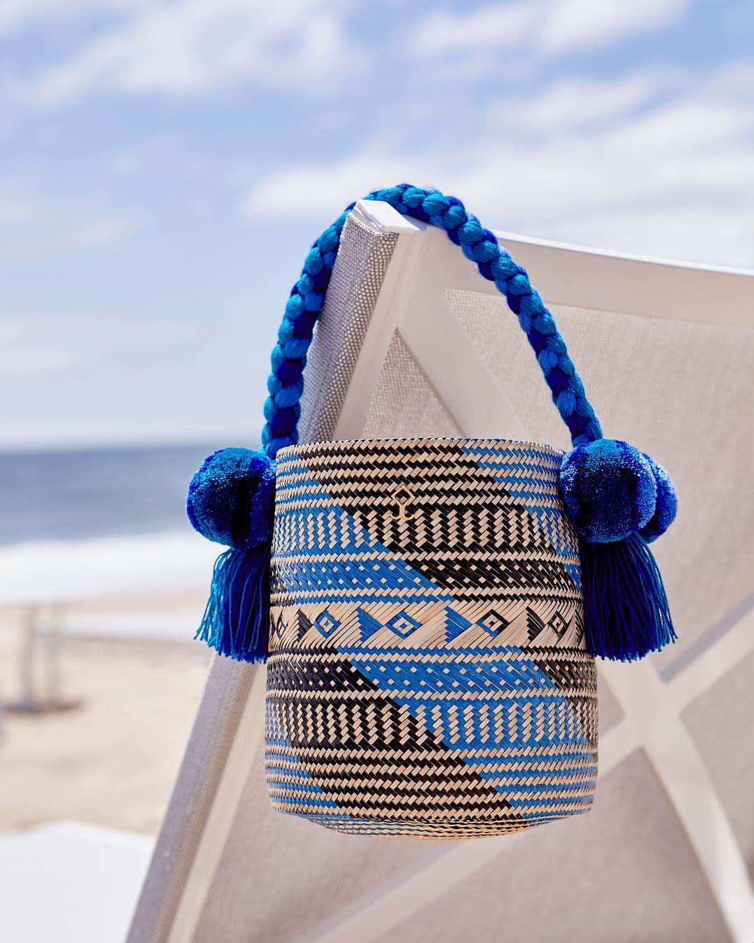 のインスタグラム：「Complete your beach look with @Yosuzi's Safira straw bag 💙  #THEOUTNET  Shop all your favorite #Yosuzi looks, just visit #linkinbio 👆」