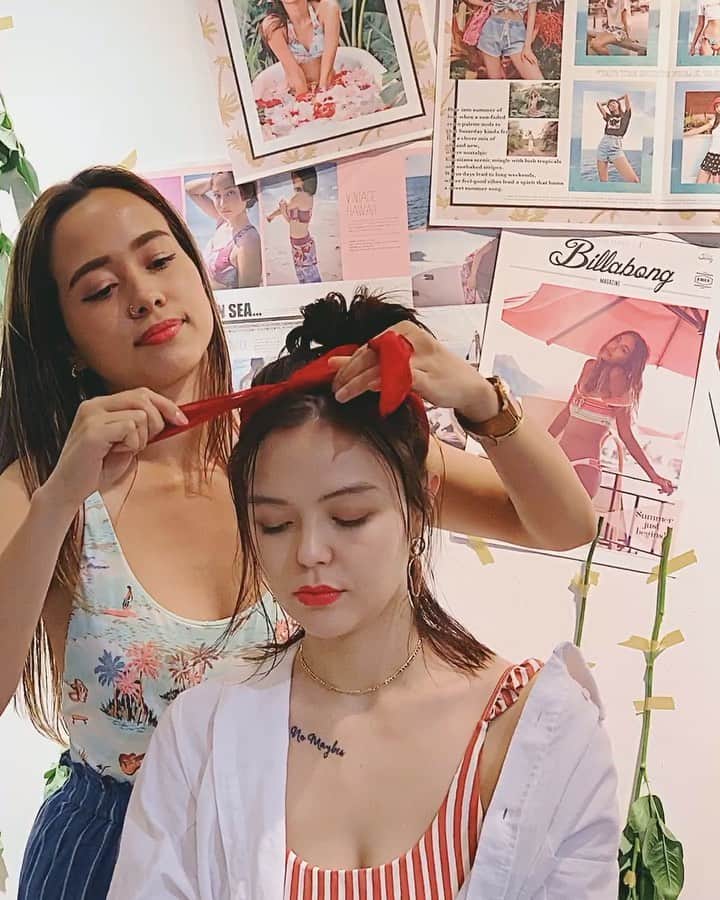 Tattyのインスタグラム：「@billabongwomensjp presents @sandymagazine  # 12 launch party パーティー内で今月発売の @sandymagazine でも紹介させていただいたビーチで使えるヘアアレンジを @mayakibbel ちゃんと、 @happy_story_14  Megaちゃんを迎え アレンジさせていただきました😌🙏🌹 storiesでも見ていただいた方から 嬉しいコメントもいただきとても嬉しいです😌✨ ありがとうございます😌🙏❤️ 当日お越しいただいた方、 ご挨拶させていただいた方、 @billabongwomensjp さん、 @sandymagazine  さん、 スタッフのみなさん、 そしてparty中に素敵な音楽を流してくれた @halu_tokyo さん☺️ みなさんありがとうございました🥰🙏✨ 可愛い空間で可愛いヘアを披露できて 楽しかったです☺️🙏 簡単にできるアレンジですので ぜひTryしてみてください😚  #sandymagazine ＃billabongwomensjp ＃billabongwomens #hairmake #beachhair #summer #beach #lisagirlshair」