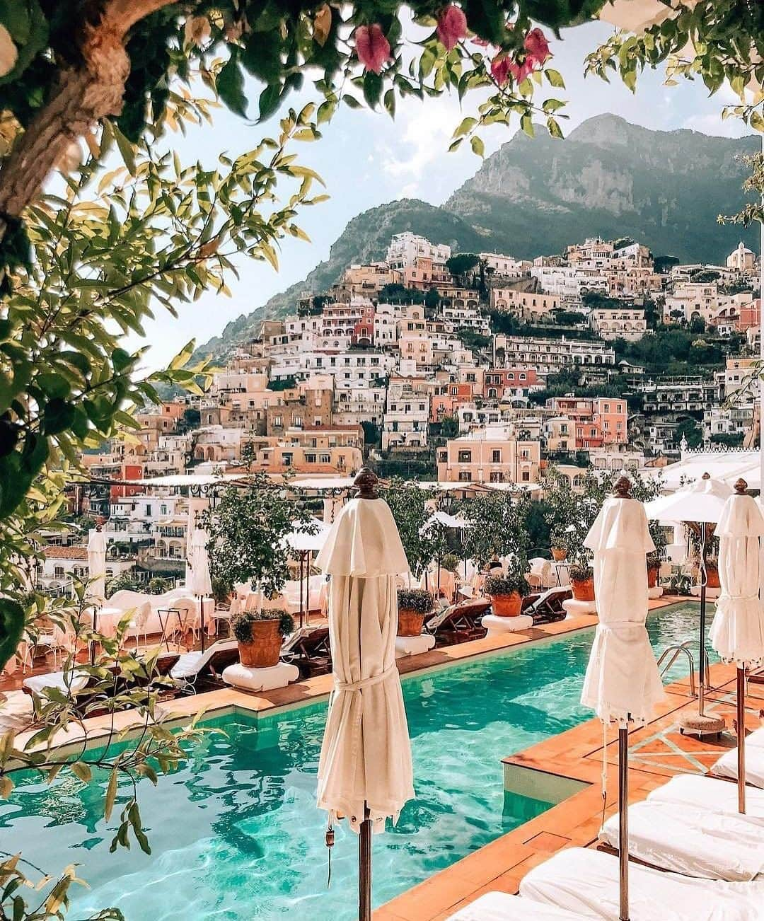 Blonde Saladさんのインスタグラム写真 - (Blonde SaladInstagram)「ON TBS SUMMER BUCKET LIST: 🍋POSITANO🍋 Who’s been there? #theblondesalad #travel #positano #bucketlist #summer2019 #dreamydestinations #beauty #italy @lesirenuse」6月16日 0時54分 - theblondesalad