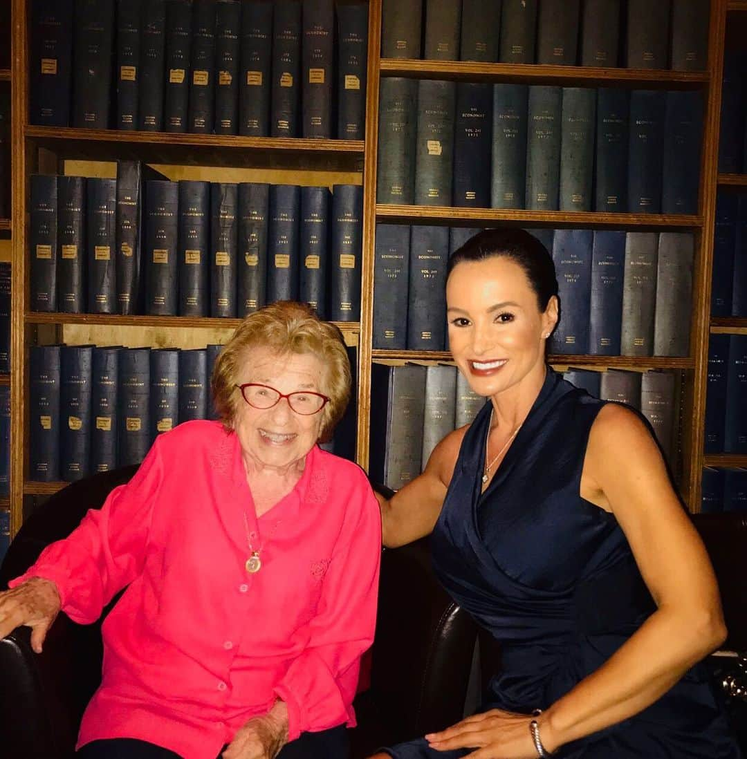 リサ・アンさんのインスタグラム写真 - (リサ・アンInstagram)「As you can imagine meeting #drruthwestheimer was just incredible. Not quite as easy to be on the opposite debate team as her, but once the votes were tallied & my team took the win (171 to 89) she shook my hand & congratulated me the moment before this photo was taken @theoxfordunion」6月16日 0時56分 - thereallisaann