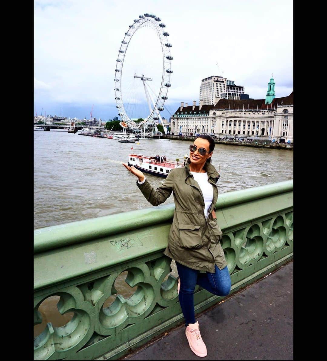 リサ・アンさんのインスタグラム写真 - (リサ・アンInstagram)「Big thanks to @andrew0675 for taking this super cool pic of me today on the #westminsterbridge #london」6月16日 1時08分 - thereallisaann