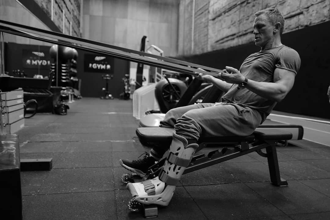 James Bond 007さんのインスタグラム写真 - (James Bond 007Instagram)「#007 Daniel Craig hitting the gym hard @pinewoodstudios, prepping for shooting next week! #Bond25 📷@gregwilliamsphotography」6月16日 1時01分 - 007